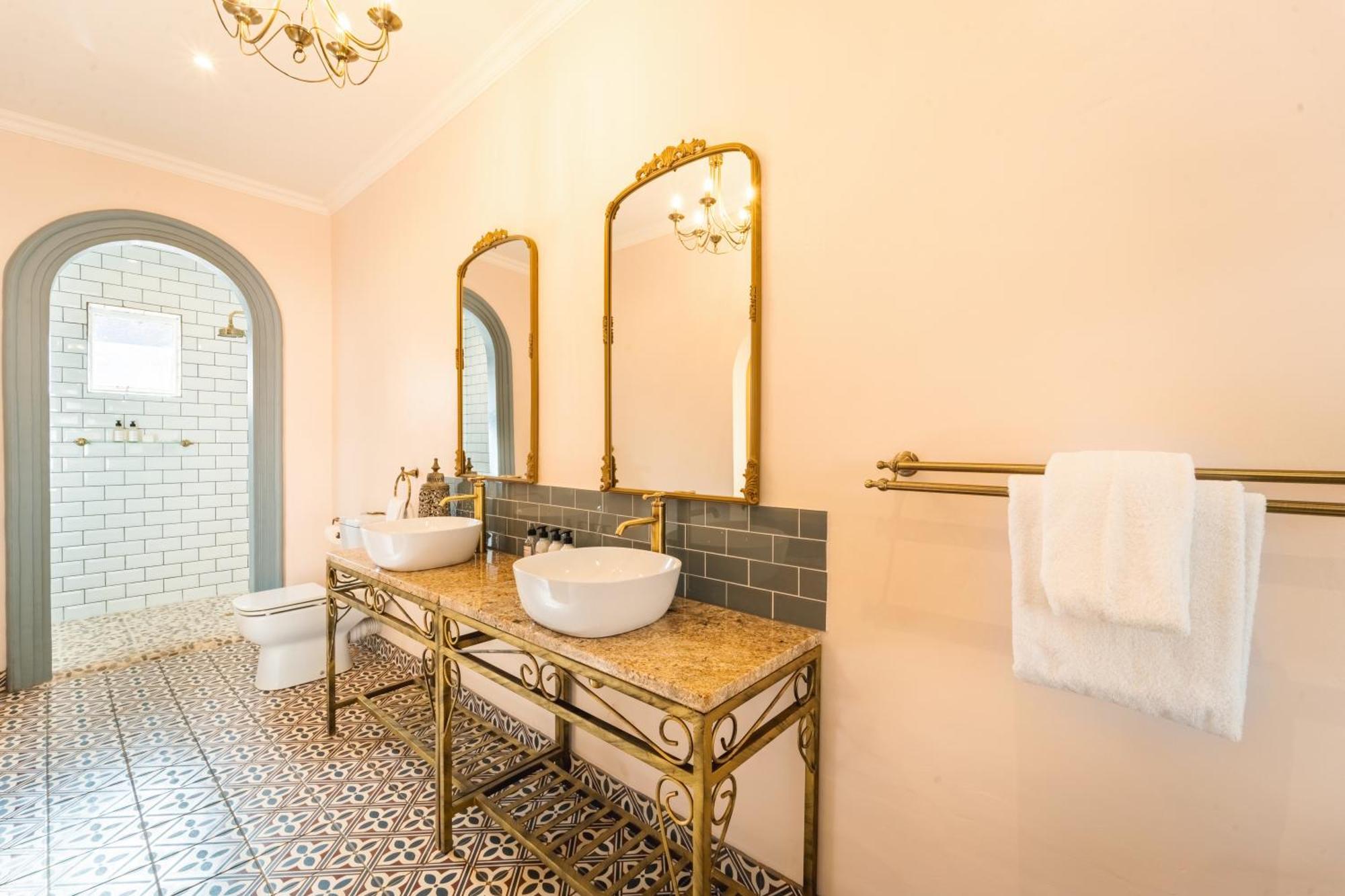 The Victorian Manor Bed and Breakfast Victoriawatervallen Buitenkant foto